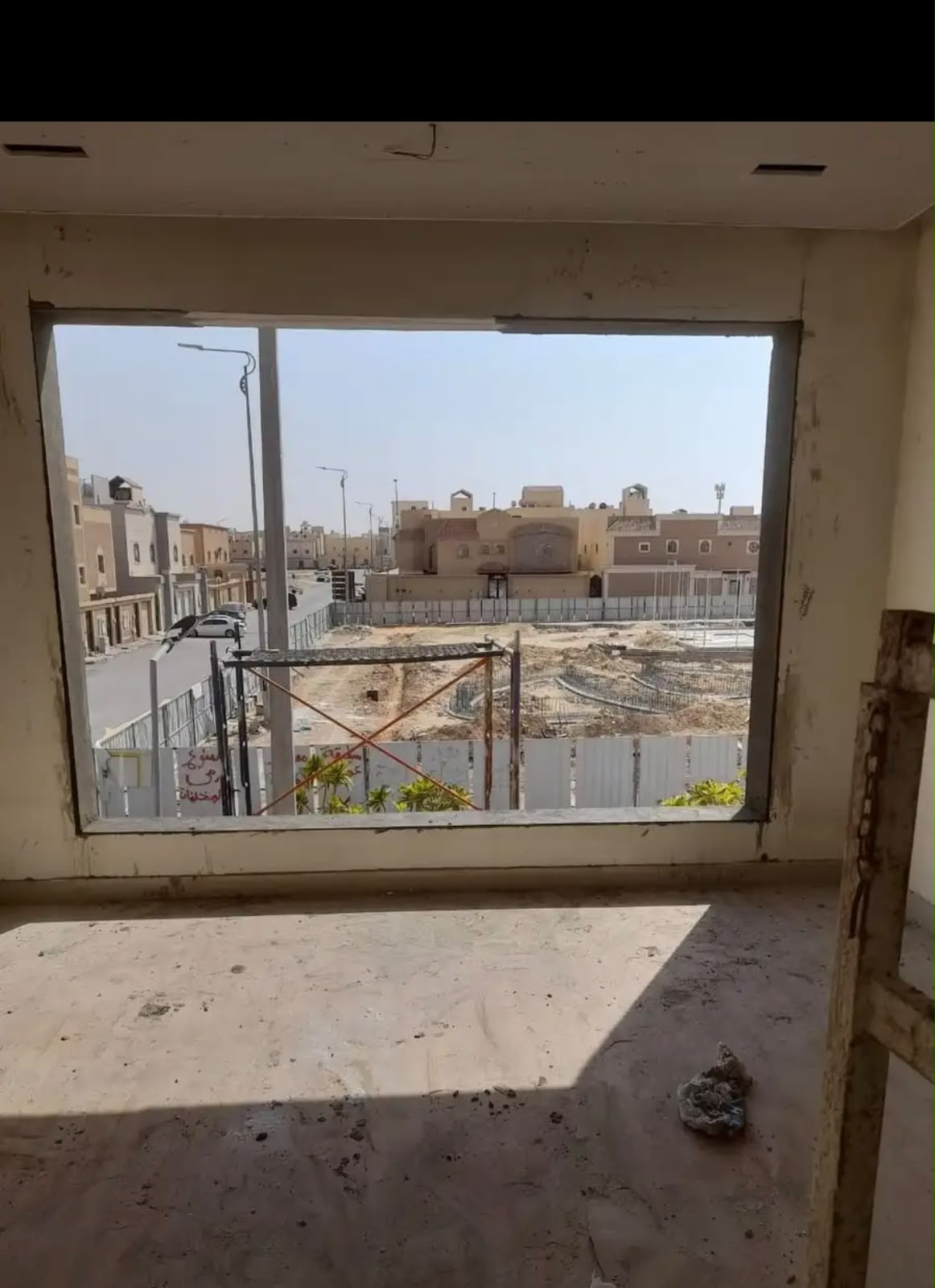 فتحة قص كبيرة بجدار خارجي
